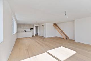 Dit uitzonderlijk ruime duplexappartement maakt deel uit van Sailors’ Park, Villa Linnet, een hoogwaardig nieuwbouwproject tussen Nieuwpoort-Bad en Nieuwpoort-Stad.<br />Met 181,49 m² bewoonbare oppervlakte, maar liefst 65,37 m² terrassen en een aangename zuidelijke oriëntatie biedt dit appartement een bijzonder comfortabele woonbeleving aan de kust.<br /><br />Op de derde verdieping beschikt het appartement over een ruime inkomhal met afzonderlijk toilet en berging, een slaapkamer met eigen badkamer en terras en een open, volledig ingerichte keuken die aansluit op de ruime leefruimte. Vanuit de leefruimte is er directe toegang tot het zuidgerichte terras.<br />De bovenverdieping omvat een nachthal, drie bijkomende slaapkamers, een tweede badkamer, afzonderlijk toilet en meerdere terrassen aan de voor- en achterzijde. De doordachte indeling zorgt voor een aangename scheiding tussen de leef- en slaapruimtes.<br /><br />Een extra troef is de terrasberging van 4,81 m².<br /><br />Als bewoner geniet u van een uitgebreide gemeenschappelijke recreatiezone met onder meer een verwarmd buitenzwembad, plonsbad, petanque- en volleybalvelden.<br />Daarnaast zijn er een gemeenschappelijk wassalon, sanitaire voorzieningen en fietsenberging.<br /><br />Het ondergrondse complex beschikt over garageboxen, autostaanplaatsen en kelderbergingen.<br />Zonnepanelen voorzien de gemeenschappelijke delen van energie.<br /><br />Een unieke combinatie van ruimte, buitenleven en resortgevoel aan de Belgische kust.<br /><br />Registratierechten (12%) op de grondwaarde<br />BTW (6% of 21%)<br />Interesse? Contacteer ons vrijblijvend voor meer informatie of een bezoek.