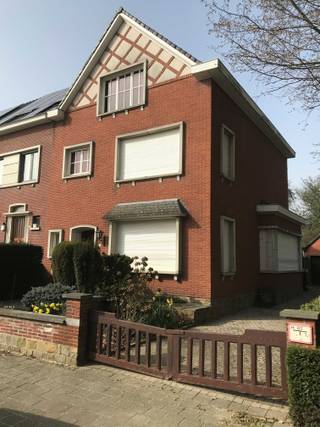 Uit de hand Te Koop: Zeer mooie halfopen bebouwing met aparte oprit en garage op ideale ligging.<br />Gebouwd begin jaren '60, zeer robuuste en solide structuur en het volledige huis, zolder en kelder zijn perfect droog. Dak is eveneens in perfecte staat. <br />Woning te renoveren voor bepaalde deelaspecten van de woning.<br />Grote woonkamer en ingerichte volledig functionerende keuken (gerenoveerd rond 1985).<br />Beschikt over 3 slaapkamers (2 heel grote + iets kleinere slaapkamer).<br />Heeft een zeer grote zolder met volwaardige dikke betonnen vloer waar uitbreiding mogelijk is voor nog eens 2 grote slaapkamers en eventueel een bijkomende badkamer (57,20 m²).<br />Is eveneens voorzien van een dubbele kelder met plafond op 2m hoogte (voorraad kelder en chauffagekelder/hobbykelder).<br />Centrale verwarming op basis van stookolie maar beschikt eveneens over een gasaansluiting om eventueel over te schakelen op gas. Gekeurde stookolietank van 3000L en vernieuwde laagrendement mazoutketel. Volledig vernieuwde digitale meters voor Gas, Elektriciteit en Water en gerenoveerde wateraansluiting (alles conform de nieuwe reglementeringen). <br />Het huis heeft ook een terras (13,40 m²) en een tuin (+/- 100m²) en voortuintje.<br />Badkamer boven in goede staat maar eventueel te renoveren.<br />Het huis heeft een ideale ligging, vlak aan het park "Blauwe Poort" en met in de directe omgeving winkels, scholen, E17, openbaar vervoer en op wandelafstand van het centrum van Kortrijk.<br />