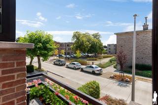 <p>Bel-etage met split-level leefruimte, 3 SLPK, dubbele garage en tuin</p>
<p>Deze bijzonder goed onderhouden split-level woning combineert ruimte, veel natuurlijk licht en een uitstekende energieprestatie met een gunstige ligging en een mooie, verzorgde tuin. Dankzij onder meer EPC-label A, zonnepanelen, een thuisbatterij en een lucht/luchtwarmtepomp/airco is de woning bovendien helemaal klaar voor de toekomst.</p>
<p><strong>Troeven van de woning<br /></strong>- Zeer energiezuinige woning met EPC-label A<br />- Uitstekende ligging op wandelafstand van tram, bus en trein<br />- Vlak bij de fietsostrade<br />- Aan de voorzijde zicht op een nieuw aangelegd groen pleintje<br />- Recent aangelegde voortuin en prachtig verzorgde achtertuin<br />- Zeer goed onderhouden woning met een solide constructie, aangeboden door de eerste eigenaar<br />- 3 slaapkamers<br />- Dubbele garage, aparte wasplaats en veel praktische bergruimte verspreid over de verschillende verdiepingen<br />- Aangename split-level architectuur met veel lichtinval en een speelse indeling</p>
<p><strong>Energie en technische kenmerken<br /></strong>- EPC A – 87 kWh/m²<br />- Elektrische installatie conform<br />- Asbestveilig<br />- Verschillende energetische renovaties uitgevoerd, waaronder:<br />- Nieuwe EPDM-dakbedekking met bijkomende isolatie<br />- Nieuwe hoogrendementsbeglazing<br />- Isolatie van de vrijstaande zijgevel<br />- 15 zonnepanelen van 435 WP<br />- Thuisbatterij van 16 kWh<br />- Airconditioning/lucht-luchtwarmtepomp</p>
<p><strong>Indeling<br /></strong><strong>Gelijkvloerse verdieping<br /></strong>- Zeer ruime dubbele garage van ca. 9 meter diep, met naast plaats voor wagens ook voldoende ruimte voor fietsen, hobby- en andere spullen<br />- De garage vormt een praktische, rechtstreekse doorgang tussen de voor- en achterzijde van de woning<br />- Aparte wasplaats<br />- Ruime berging <br />- Gastentoilet<br />- Verzorgde, mooi aangelegde tuin met overdekt terras, ideaal om in alle rust van de buitenruimte te genieten</p>
<p><strong>Eerste verdieping<br /></strong>- Gezellige en bijzonder lichtrijke split-level leefruimte met grote raampartijen<br />- Aansluitend terras met mooi zicht op de achtertuin<br />- Aparte bureauruimte, visueel afgescheiden van de zithoek maar toch geïntegreerd in het geheel – ideaal voor thuiswerk<br />- De iets hoger gelegen eetruimte versterkt het speelse karakter van de split-level architectuur en zorgt voor een mooie verbinding tussen de verschillende leefruimtes<br />- Volledig geïnstalleerde keuken, voorzien van de nodige toestellen en hedendaags comfort<br />- Ruime en praktische berging</p>
<p><strong>Tweede verdieping<br /></strong>- 3 slaapkamers van ca. 17,5 m², 16,5 m² en 8,5 m²<br />- Badkamer met ligbad én douche<br />- Apart toilet in de nachthal</p>
<p>Deze woning onderscheidt zich door haar ruime en doordachte indeling, uitstekende energieprestatie en bijzonder goede staat van onderhoud. De combinatie van de dubbele garage, drie slaapkamers, aangename buitenruimte en vlotte bereikbaarheid maakt dit een ideale woning voor wie comfortabel wil wonen zonder grote energetische investeringen te moeten voorzien.</p>
<p>Instapklaar, energiezuinig en verrassend ruim – een woning die zeker een bezoek waard is.</p>