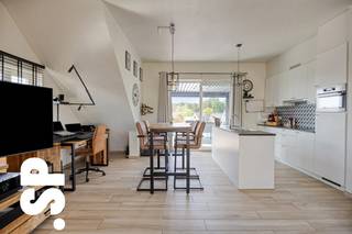 Luxueus penthouse (117 m²) met uitzonderlijk ruim terras (83 m²).<br /><br />Dit stijlvolle en luxueus afgewerkte penthouse bevindt zich op de tweede verdieping van het gebouw en biedt een prachtig open zicht op het omliggende groen. Hoogwaardige materialen en een doordachte indeling zorgen voor een comfortabele en elegante woonervaring.<br /><br />Bij binnenkomst komt u terecht in een aangename inkomhal die naadloos overgaat in de lichtrijke leefruimte. Dankzij de grote raampartijen geniet de woonkamer van een overvloed aan natuurlijk daglicht en een rustgevend uitzicht op het landelijke karakter van de omgeving. Aansluitend bevindt zich de volledig uitgeruste open keuken, die rechtstreeks uitkijkt op het terras.<br /><br />Het appartement beschikt over twee slaapkamers, een ruime badkamer met douche en dubbel lavabomeubel, een praktische berging en een apart toilet.<br /><br />Een absolute troef is het royale terras van 83 m², dat uitblinkt in ruimte en privacy en een prachtig open zicht biedt.<br /><br />Daarnaast is er een zeer ruime garage van 38 m² aanwezig, wat zorgt voor extra comfort en gebruiksgemak.<br /><br />EPC: E25<br /><br />Nog vragen? Neem dan zeker contact op met Immo SP te Geel op 014 59 10 20 of via info@immosp.be.