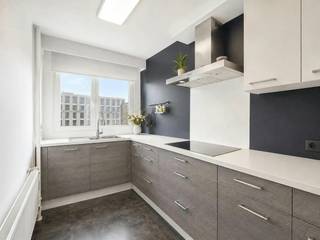 Ruim, licht en meteen bewoonbaar: dit appartement op de vijfde verdieping combineert het comfort van een grondige renovatie met de rust van een goed onderhouden gebouw uit 1975.<br /><br />Het appartement werd in 2000 nagenoeg volledig gerenoveerd — van indeling tot afwerking. Dat zie én voel je: een functionele keuken met alle comfort, een verzorgde badkamer, een apart toilet en twee volwaardige slaapkamers. De 91 m² is efficiënt ingedeeld, zonder verloren circulatieruimte. Dankzij de renovatie en de goede staat van onderhoud haalt het pand een gunstig EPC-label B (142 kWh/m²) — uitzonderlijk voor een gebouw van deze bouwperiode, en dus lagere energiefacturen vanaf dag één.<br /><br />Buiten wonen op hoogte<br />Het west georiënteerde terras van 9 m² vangt de avondzon: de plek voor een aperitief na het werk of een rustig ontbijt in het weekend. Een aparte berging zorgt voor extra opbergruimte.<br /><br />Alles binnen handbereik<br /><br />Openbaar vervoer op 90 m<br />Sporthal en Plantin en Moretuslei op 200 m<br />Winkels op 300 m<br />Oprit E19 op 600 m<br />Centrum Antwerpen op 3,5 km<br /><br />Je woont in een levendige Antwerpse buurt met cultuur, horeca en winkels om de hoek, en bent tegelijk in enkele minuten op de ring.<br /><br />Een zeldzame combinatie: gerenoveerd, energiezuinig, buitenruimte en topbereikbaarheid — in dit segment een uitzondering.<br /><br />Afspraak via Dewaele.com!<br /><br />De algemene voorwaarden van Dewaele DIY kunt u steeds raadplegen via dewaele.com.<br /><br />Bestuursmaatregelen in het maatregelenregister: nee<br /><br />Deze AI-visualisaties zijn bedoeld als inspiratie. Er werd geen rekening gehouden met technische specificaties, stedenbouwkundige voorschriften of de concrete mogelijkheden tot realisatie.