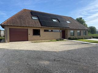 Op zoek naar <strong>een ruime gezinswoning</strong> waar <strong>rust, comfort en een landelijke omgeving</strong> samenkomen? Deze <strong>verzorgde woning,</strong> gebouwd in <strong>2001 </strong>is voorzien van een <strong>volledig omheinde tuin</strong> met terrassen aan zowel de <strong>voor- als achterzijde</strong>. Bovendien bevindt het <strong>Kanaal</strong> zich op 300m waar u prachtige wandel- en fietstochten kunt maken.<br />Op het gelijkvloers zijn alle ruimtes rolstoeltoegankelijk. Via de <strong>ruime inkomhal</strong> met <strong>gastentoilet </strong>komt men in de uitgestrekte <strong>lichtrijke</strong> leefruimte die naadloos aansluit op de <strong>ingerichte keuken</strong>. Daarnaast bevindt zich een <strong>praktische berging</strong>.<br />Verder bevinden zich op het <strong>gelijkvloers 2 ruime slaapkamers</strong> waarvan 1 voorzien is van een <strong>volledig ingerichte ensuitebadkamer met ligbad, inloopdouche, toilet en lavabomeubel.</strong><br />De <strong>eerste verdieping werd in 2020</strong> volledig ingericht. Hier bevinden zich <strong>drie volwaardige slaapkamers, een zolderruimte </strong>(toegankelijk via een slaapkamer en via de garage met een zoldertrap) en een <strong>moderne badkamer,</strong> uitgerust met een <strong>ruime inloopdouche, toilet en lavabomeubel</strong>. Deze verdieping biedt extra comfort en maakt de woning uitermate geschikt voor een groot gezin, een thuiswerkruimte of hobbykamers.<br />De <strong>ruime garage</strong> met sectionale poort is eveneens ingericht als wasplaats met extra bergruimte. Daarnaast beschikt de woning over een <strong>volledig geïsoleerde zolder. </strong><br />Voor de woning en voor de garage zijn <strong>meerdere parkeerplaatsen</strong> voorzien. De woning maakt gebruik van een gedeelde oprit met de buurman, die de achterliggende loods uitsluitend gebruikt voor de stockage van mobilhomes. Er zijn geen productieactiviteiten of lawaaihinder, waardoor u in alle rust kunt wonen.<br />Tevens beschikt de woning over<strong> 20 zonnepanelen </strong>(met de eigenaar kan eventueel besproken worden om warmtepompen met verwarming en koeling te plaatsen). <br />Wenst u een bezoek bel<strong> 0475/31 73 07.</strong> <br />