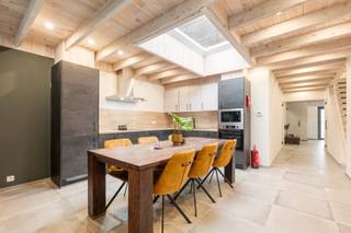 [[ DIT PAND NEEMT DEEL AAN DE ERA OPEN HUIZEN DAG OP 19/9 VAN 17:30 TOT 18:30 ]]
<p><strong>Ben je op zoek naar een ruime en instapklare woning met 3 slaapkamers, een garage en een aangename tuin op een uitstekende locatie in Lede, vlak bij het station? Zo gevonden!</strong></p>

<p>Deze woning biedt een bewoonbare oppervlakte van ca. 159 m² en geniet van een uitstekende ligging vlak bij het station van Lede. Hierdoor zijn het openbaar vervoer, winkels, scholen en andere voorzieningen vlot bereikbaar. Met een energiezuinig EPC-label B, centrale verwarming op gas met condensatieketel, 3-dubbele beglazing en conforme elektriciteit ben je verzekerd van een aangenaam wooncomfort. Ook het blanco asbestattest is een belangrijke troef. Kortom, een verzorgde en perfect instapklare woning, ideaal voor wie zonder grote zorgen wil verhuizen.</p>

<p>Op het gelijkvloers komen we binnen via de inkomhal, die toegang geeft tot de centrale gang. Van hieruit zijn het afzonderlijke toilet, de praktische berging met aansluitingen voor wasmachine en droogkast, de badkamer en de leefruimte bereikbaar. De badkamer is uitgerust met een douche, ligbad, toilet en dubbele wastafel. De leefruimte bestaat uit een gezellige woonkamer die aansluit op de eetkamer en de volledig uitgeruste keuken, wat zorgt voor een aangename en functionele indeling. Op de eerste verdieping bevinden zich twee ruime slaapkamers van ca. 15 m² en 18 m², waarvan één voorzien is van een dressing. De tweede verdieping omvat een ruime zolderslaapkamer van ca. 25 m² met dressing, die perfect kan dienen als master bedroom.</p>

<p>Buiten geniet de woning van een aangename tuin van ca. 65 m² met terras, ideaal om in alle rust te genieten. De garage van ca. 15 m² bevindt zich in de tuin en is bereikbaar via een afzonderlijke toegangspoort.</p>