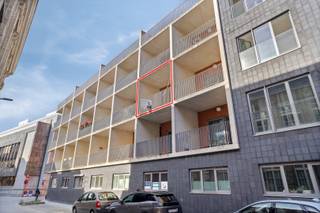 Deze studio bevindt zich in het hart van Leuven maar alsnog met de nodige rust. <br /><br />We komen binnen in de inkomhal die voorzien is van ingebouwde kasten. Rechts van de inkomhal vinden we de badkamer met bad, toilet, enkel lavabo en aansluiting voor een wasmachine en droogkast. Verder vinden we de slaapkamer, deze is afgeschermd met een glazen wand en gordijnen en beschikt ook over ingebouwde kasten. Achteraan vinden we de ruime woonkamer, die veel lichtinval heeft. De woonkamer staat in verbinding met de volledige uitgeruste open keuken die toegang biedt tot het terras. <br /><br />EPC A. Verwarming is op aardgas.<br /><br />De ondergrondse autostaanplaats dient verplicht bij gehuurd te worden voor 100 euro per maand.<br />De gemeenschappelijke kosten bedragen 120 euro per maand (hierin zit een voorschot voor water en verwarming).<br />Totale huurprijs: 900 euro + 100 euro autostaanplaats + 120 euro provisie gemeenschappelijke kosten = 1.120 euro per maand.<br /><br />Onmiddellijk beschikbaar!<br /><br />Via onderstaande link kan u een bezoek inplannen:<br />https://www.marnixvastgoed.be/detail/huren-studio-appartement-leuven/7660248?dosearch=True&amp;pageindex=1&amp;pagesize=12&amp;rentedperiod=92&amp;searchpage=ForRent&amp;sortdirection=DESC&amp;sortfield=solddate&amp;transactiontype=Rent<br /><br />Neem gerust contact met ons op voor verdere vragen.