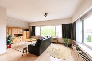 Bekijk dit appartement uitgebreid op www.koosi.beDit ruime hoekappartement met lift, 3 slaapkamers en garage is gelegen op de 2de verdieping van een gebouw op de Liersesteenweg aan de inrit naar het zwembad van Mortsel.Deze ligging is echt ideaal want alles is op wandelafstand te vinden: het park, het station, de tram, het winkelcentrum,…Een grote meerwaarde is ook de garagebox die in de prijs inbegrepen is.Met de lift komen we op de 2de verdieping en we betreden het appartement via de inkomhal.Als we dan in de living binnenkomen merken we direct op dat dit appartement kan genieten van zeer veel lichtinval.De living, de keuken en het salon zijn voorzien van een lichtkleurige laminaat wat deze ruimtes nog wat extra volume geeft.De keuken is volledig ingebouwd en voorzien van de nodige keukentoestellen.Vooraan, in het salon, hebben we een mooi zicht op het naastgelegen park en verder op het marktplein van de stad Mortsel.Als we naar achter lopen komen we links eerst een kamer tegen die zeker dienst kan doen als kinderkamer en zicht heeft op het naastgelegen parkje.Meer naar achter vinden we de grote slaapkamer, deze kamer is ook voorzien van een raam aan de zijkant van het gebouw, geen inkijk van buren dus.Aan de achterkant van het appartement, naast de grote slaapkamer ligt nog een kleine kamer die uitgeeft op een klein terras met zicht over de garages.Centraal in de gang is de badkamer gelegen welke voorzien is van lavabo en douchecel.Achter het appartementsgebouw vinden we een ruime garagebox in het garagecomplex, deze garage is inbegrepen in de verkoopprijs van het appartement.De centrale verwarming is een collectief systeem met verbrandingsketel op stookolie.Vanuit het appartement wandel je direct in fortpark en alles wat je dagdagelijks nodig hebt is op wandelafstand te vinden.