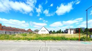 Terrain à projet, permis obtenu précédemment (mais maintenant expiré) pour la construction de 15 appartements, tous avec des terrasses spacieuses...