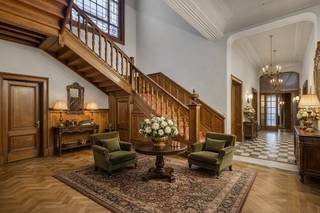 <strong>Schitterend herenhuis in eclectische stijl, gelegen in het centrum van Turnhout. Dit karaktervolle burgerhuis werd opgetrokken in 1935 naar een ontwerp van architect L. Van Ravestyn. De woning straalt authenticiteit en grandeur uit dankzij talloze bewaarde elementen zoals prachtige parketvloeren, glas-in-loodramen, hoge plafonds met rozetten en moulures,... De statige voorgevel met erker geeft de woning een unieke uitstraling. Gelegen op wandel- en fietsafstand van de Grote Markt, de winkelstraat en alle voorzieningen. Een ideaal eigendom op een centrale locatie – perfect voor wie op zoek is naar een stijlvolle woonst, kantoor of een vrij beroep aan huis.<br /><br /></strong><span>Gelijkvloerse verdieping:</span> Bij het betreden van de woning kom je terecht in een ruime inkomhal die meteen de toon zet met authentieke elementen en een warme, statige uitstraling. Binnenin wacht een indrukwekkende monumentale trapzaal met een statige eikenhouten trap en een prachtig glas-in-loodraam, die de grandeur van het interieur versterken. Vanuit de inkomhal is er toegang tot meerdere ruimtes, waaronder een ruim kantoor of ontvangstruimte aan de straatzijde – ideaal voor een vrij beroep of praktijk aan huis. <br /><br />Daarnaast zijn er nog twee royale kamers, momenteel ingericht als kantoor- en vergaderruimte. Dankzij hun flexibele indeling en elegante afwerking kunnen deze ruimtes echter ook perfect dienen als salon, eetkamer of leefruimte. Deze verdieping is dan ook uitermate geschikt voor zowel privégebruik als professionele doeleinden, met behoud van het authentieke karakter van de woning.<br /><br />Achteraan bevindt zich de ruimte keuken, die een directe verbinding heeft met het buitengebeuren. Deze buitenruimte doet momenteel dienst als parking met plaats voor maar liefst zes wagens en is bereikbaar via de Molenstraat. De buitenruimte kan perfect omgevormd worden tot een gezellige stadstuin. <br /><span><br />Eerste verdieping</span>: Op de eerste verdieping bevinden zich vier volwaardige kamers die momenteel dienst doen als kantoorruimtes. Elke kamer geniet van royale afmetingen, hoge plafonds en een overvloed aan daglicht dankzij de grote raampartijen en de centrale lichtschacht. Verder is er op deze verdieping een badkamer voorzien.<br /><br />Ook deze indeling biedt bijzonder veel flexibiliteit: de ruimtes kunnen eenvoudig worden ingericht als slaapkamers, hobbykamers of extra leefruimtes, afhankelijk van de noden van de bewoner.<br /><br /><span>Tweede verdieping</span>: De tweede verdieping telt eveneens meerdere volwaardige kamers, momenteel ingericht als bureauruimtes. Dankzij hun aangename afmetingen en de aanwezigheid van natuurlijk licht – onder andere via de lichtschacht – bieden ook deze ruimtes tal van mogelijkheden.<br /><br /><span>Bijzonderheden:</span> <br />- Volledig onderkelderd: archief en technische ruimte <br />- Airco <br />- Verwarming op stookolie d.m.v. radiatoren <br />- Achteraan parking (ca. 6 wagens) - bereikbaar via de Molenstraat<br />- Momenteel wordt het eigendom verhuurd aan € 5.427,83 per maand; de huurovereenkomst loopt nog twee jaar<br />- Het pand zit in een vennootschap – aandelen kunnen worden overgedragen<br /><br />Bekijk dit eigendom via onze interactieve grondplannen: https://deboerenpartners.virtimmocontent.be/start-visit/5323