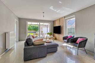 <p>Indeling van de woning</p>
<p>Bij het betreden van de woning komen we terecht in de inkomhal, waar zich ook een apart gastentoilet bevindt.</p>
<p>Van hieruit bereiken we de ruime en lichtrijke leefruimte, voorzien van grote raampartijen die zorgen voor een aangename lichtinval. De pelletkachel draagt bij aan extra warmte en gezelligheid.</p>
<p>Aansluitend bevindt zich de volledig uitgeruste keuken, voorzien van alle nodige inbouwtoestellen: een vaatwasser, microgolfoven, heteluchtoven, koelkast, kookplaat en dampkap. Naast de keuken bevindt zich een handige bergruimte.</p>
<p>Op de eerste verdieping vinden we een ruime badkamer, ingericht met een douche, ligbad, lavabomeubel en tweede toilet. Er zijn op deze verdieping drie volwaardige slaapkamers. Via één van de slaapkamers krijgt men toegang tot de zolderverdieping.</p>
<p>De zolder werd ingericht als extra slaapkamer en biedt voldoende ruimte en comfort.</p>
<p>Buitengebeuren</p>
<p>Buiten is er een overdekt terras (afdak) en een garage met automatische poort.</p>
<p>Technisch en comfort</p>
<ul>
<li>
<p>Dubbele beglazing in PVC-profielen</p>
</li>
<li>
<p>Elektrische rolluiken</p>
</li>
<li>
<p>3 airco-units voor koeling én verwarming</p>
</li>
<li>
<p>Zonnepanelen aanwezig</p>
</li>
<li>
<p>De volledige woning is voorzien van een kruipkelder<strong><br /></strong><br /><br />Voor meer informatie of een bezichtiging kan u ons contacteren op het nummer 0499/30.87.87 of via info@immo-bosmans.be</p>
</li>
</ul>