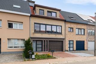Deze bel-etagewoning met ruime oprit werd in 2017 volledig gerenoveerd en is ideaal gelegen nabij het centrum van Hoevenen. Scholen, winkels en openbaar vervoer bevinden zich in de directe omgeving. Een rustige ligging met alles binnen handbereik. Bij het betreden van de woning komt u binnen in een ruime inkomhal, die toegang geeft tot de verschillende ruimtes op het gelijkvloers. Hier vindt u de inpandige garage, een praktische wasplaats, een apart gastentoilet en nog een kamer die naar eigen wens in te vullen valt. Op de 1e verdieping bevindt zich de knap gerenoveerde leefruimte, die dankzij de grote raampartijen aan beide zijden geniet van een overvloed aan daglicht. Aansluitend is er de open keuken, die voorzien is van alle comfort, met een leuke ontbijthoek. De volledige verdieping beschikt bovendien over elektrische screens. Op de 2e verdieping bevinden zich 3 volwaardige slaapkamers en een toffe badkamer met douche-in-bad, dubbele wastafel met meubel, handdoekradiator en toilet. Daarnaast is er ook nog een opbergzolder aanwezig. De woning is gelegen op een perceel van 205 m² en beschikt over een gezellige, groene tuin met aangelegd verhard terras, tuinberging én een buitentrap naar de eerste verdieping. Kortom, een aangename buitenruimte om te ontspannen, van het zonnetje te genieten en gezellig samen te tafelen. De woning werd verder nog uitgerust met 9 zonnepanelen.