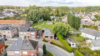 <p><strong>Ben je op zoek naar een gelijkvloerse woning met 2 slaapkamers, een garage en aangename buitenruimte in Lede? Zo gevonden!</strong></p>
<p>Gelegen in de rustige en groene omgeving van Impe, deelgemeente van Lede, combineert deze woning een landelijke woonomgeving met een vlotte bereikbaarheid. Het gezellige dorpskarakter en de nabijheid van Lede zorgen voor een aangename woonomgeving, terwijl ook het station van Lede en de belangrijkste verbindingswegen vlot bereikbaar zijn. Deze bungalow is gelegen op een perceel van 247 m² en beschikt over een bewoonbare oppervlakte van ca. 146 m². De woning heeft momenteel een EPC-label F en valt onder de renovatieverplichting, waardoor er renovatiewerken nodig zijn om het energiepeil te verbeteren. Dit biedt tegelijk de mogelijkheid om de woning volledig naar eigen smaak en wensen te moderniseren.</p>
<p>Via de inkomhal kom je in de leefruimte van ca. 22 m². Aansluitend bevindt zich de keuken van ca. 13 m², uitgerust met een kookplaat, dampkap, microgolfoven en dubbele spoelbak. Verder beschikt de woning over een praktische berging van ca. 5 m², een apart toilet en een badkamer van ca. 4 m² met ligbad en dubbele wastafel. De woning beschikt over twee slaapkamers van ca. 11 m² en 13 m². Daarnaast is er een ruime berging van ca. 19 m², die verschillende mogelijkheden biedt. De garage van ca. 18 m² zorgt voor extra parkeergelegenheid en bergruimte.</p>
<p>Buiten geniet je van een aangename buitenruimte met een terras van ca. 15 m², ideaal om te ontspannen of gezellig buiten te vertoeven. Daarnaast is er ruimte voor meerdere buitenparkeerplaatsen.<br /><br />Benieuwd naar de mogelijkheden van deze bungalow in Impe? Plan vandaag nog uw bezoek en ontdek zelf het potentieel van deze woning!</p>