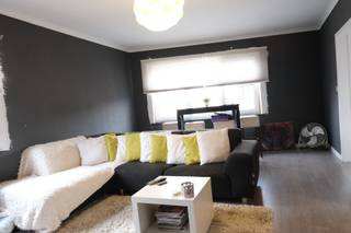 Eén-slaapkamer appartement in stadsrand van Hasselt.<br /><br />Dit éénslaapkamerappartement is gelegen in de Stokerijstraat 2 op de tweede verdieping. Het appartement is gelegen aan de stadsrand, en vlak bij de Blauwe Boulevard. We zijn hier op wandelafstand van het winkelcentrum met tal van horecamogelijkheden en het station is snel te bereiken.<br />Het lichtrijke appartement bevindt zich op de tweede verdieping, bereikbaar via de trap. Vanuit het halletje boven, betreden we het appartement in de living. De vloer is een laminaat. Het appartement is recent voorzien van nieuwe ramen met dubbele beglazing. Vanuit de living komen we in de keuken met de nodige elektrische toestellen (koelkast, vaatwasser, ...). Van hieruit kunnen we naar de badkamer gaan, waar een douche, toilet, wasbak en aansluiting voor de wasmachine terug te vinden zijn.<br />Verder is er een ruime slaapkamer die we kunnen betreden via de woonkamer. <br /><br />Het appartement is vrij vanaf 01/07/2026.<br /><br />Doe je graag een bezichtiging in dit appartement? Aarzel niet en vraag een afspraak met Valère Vangeel via mail naar valere@vestio.com .<br />Of sneller -> maak je huurdersprofiel aan via volgende link:<strong> https://mijnhuurprofiel.be/property/a7768ac2-c686-48a2-bd6b-54156b91c8e3/login</strong>