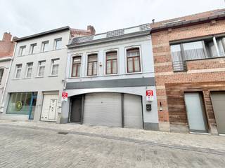 [[ DIT PAND NEEMT DEEL AAN DE ERA OPEN HUIZEN DAG OP 13/6 VAN 17:30 TOT 18:30 ]] Deze instapklare woning in het volle centrum van Wervik ligt...