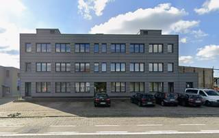 Deze interessante opbrengsteigendom is gelegen op een strategische locatie in de Haven van Gent en beschikt over een totale bewoonbare oppervlakte van ca. 1.000 m².<br /><br />Het gebouw omvat momenteel:
<ul>
	<li>4 ruime appartementen met telkens 3 slaapkamers</li>
	<li>1 kantoorruimte van ca. 300 m² op het gelijkvloers met tuin</li>
</ul>
Er is een <strong>vergunning </strong>aanwezig om de kantoorruimte eventueel op te splitsen in <strong>2 bijkomende appartementen</strong>, wat extra ontwikkelings- en meerwaardepotentieel biedt.<br />Van de vier appartementen zijn er:
<ul>
	<li>2 recent gerenoveerd</li>
	<li>2 nog in originele staat</li>
</ul>
De buitenschil van het gebouw werd volledig vernieuwd en geïsoleerd, wat een belangrijke structurele investering en energetische meerwaarde betekent.<br /><br />Meer informatie of een bezoek is mogelijk via Arcade Vastgoed.