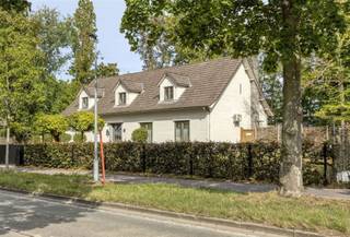 <p><span>KLASSEVOL, RUIM LANDHUIS MET GROTE TUIN, BUREAU, CARPORT EN RUIME PARKING.</span></p><p><span>Gelegen langsheen de Lichterstraat in het landelijke Puurs-Sint-Amands. Vlotte bereikbaarheid gegarandeerd dankzij de nabijheid van de N16 en A12.</span></p><p><span> </span></p><p><span>Gelijkvloers: Inkomhal / stijlvol kantoor (18m²) met prachtige inbouw wandkast / sfeervolle en ruime living met veel lichtinval uitgerust met gashaard  (49m²) en airco / prima uitgeruste keuken met moderne toestellen / master bedroom met inbouwkasten (20m²) en airco / grote dressing / comfortabele badkamer met ligbad en douche / wasplaats / ruime garage.</span></p><p><span>1ste verdieping: 3 slaapkamers / hobbyruimte - ontspanningsruimte / badkamer met ligbad en douche.</span></p><p><span>Aangename tuin met leuke terrassen.  </span></p><p><span>Kelder met extra bergruimte.</span></p><p><span>Carport voor 2 wagens en parkeermogelijkheid voor bezoekers.</span></p><p><span>PV-installatie met zonnepanelen.</span></p><p><span> </span></p><p><span>De solide woning werd grondig en vakkundig gerenoveerd en afgewerkt met hoogwaardige materialen.</span></p><p><span>De uitzonderlijke bewoonbare oppervlakte van 352 m² biedt tevens mogelijkheden voor ondernemers op zoek naar een stijlvolle woonst in combinatie met een kantoor of praktijk.</span></p><p><span>Het landhuis werd gebouwd op een uniek perceel bouwgrond met een breedte van circa 54 meter.</span></p><p><span>Op wandelafstand van sportcomplex De Schans (oa. tennis, padel, fitness, gym, voetbal, ruiter en pony-club, zwembad (in nabije toekomst) gelegen.</span></p><p><span> </span></p><p><span> </span></p><p><span> </span></p>