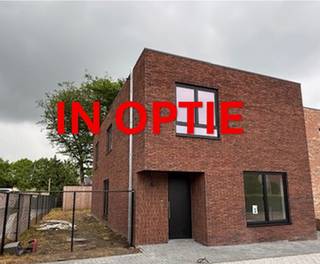 IN OPTIE
VOLLEDIG AFGEWERKTE en INSTAPKLARE halfopen BEN (dus ZEER ENERGIEZUINIG) nieuwbouwwoning op 428m². Halfopen VOLLEDIG AFGEWERKTE BEN (E-peil max E10) nieuwbouwwoning gelegen op een mooi perceel van +- 428m². Deze woning ligt op zeer gunstige en rustige ligging, namelijk in een doodlopende straat én op wandelafstand van Hoogstraten centrum. Deze prachtige woning heeft een ruime en lichte woonkamer met open keuken met keukeneiland (met combi-oven, ijskast, afwasmachine, inductiekookplaat, etc.), bureauruimte, 2 aparte toiletten, bergingen, 2 mooie badkamers waarvan de ene met inloopdouche én ligbad alsook een dubbel lavabomeubel en de andere met inloopdouche en lavabomeubel, 4 grote slaapkamers en een ruim terras met grote en zonnige tuin met een mooi tuinhuis. Er is eveneens achteraan een toegang voorzien tot de privé tuin. Bovendien betreft het een BEN woning (E-peil max E10) en is deze woning dus o.a. voorzien van zonnepanelen, vloerverwarming, warmtepomp en een ventilatiesysteem type D met warmterecuperatie. Deze woning is VOLLEDIG AFGEWERKT en is instapklaar. Graag meer info of een afspraak voor een bezichtiging? Contacteer ons op 0472/98.33.10 of vastgoed@8c8.be