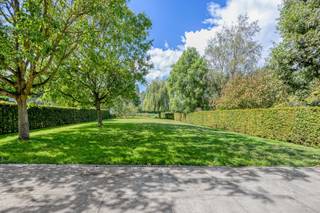 Op een toplocatie in Ranst, omgeven door groen en met een prachtig verzicht, bevindt zich deze zeer ruime en uitstekend onderhouden villa. De combinatie van een lichtrijk interieur, royale leefruimtes, een ruime tuin en een uitstekende energiescore maakt van deze woning een bijzonder aangename thuis. Ook de Fietsostrade (Safi-spoor) sluit rechtstreeks aan op de tuin, ideaal voor wie graag met de fiets op pad gaat.<br /><br />Via de ruime oprit bereikt u de woning en de dubbele garage. Bij het betreden van de inkomhal valt meteen de aangename lichtinval en het gevoel van ruimte op. De royale leefruimte geniet dankzij de grote raampartijen van veel natuurlijk licht en biedt een mooi zicht op de achterliggende tuin. Aansluitend bevindt zich de gerenoveerde keuken, die voorzien is van alle nodige toestellen. Op het gelijkvloers bevindt zich bovendien een afzonderlijke bureauruimte. Van hieruit leidt een trap naar een bijkomend bureau of polyvalente ruimte op de eerste verdieping, ideaal als praktijk, thuiskantoor of voor een vrij beroep met de mogelijkheid een aparte inkom te creëren. <br /><br />Vanuit de leefruimte krijgt u toegang tot het ruime terras en de prachtige tuin. De tuin is zowel breed als diep en vormt dankzij de volwassen bomen en het open zicht op het omliggende groen een heerlijke plek om in alle rust te genieten. Bovendien werd de tuin onderhoudsvriendelijk aangelegd. Een bijkomende troef is de servitudeweg, waardoor de tuin ook langs de achterzijde toegankelijk is met fiets, wagen of aanhangwagen.<br /><br />Een stijlvolle marmeren trap leidt naar de eerste verdieping. Hier bevinden zich vier ruime slaapkamers voorzien van parketvloer en twee badkamers. De ene badkamer is uitgerust met een ligbad, terwijl de tweede beschikt over een bijzonder ruime inloopdouche. Daarnaast bevindt zich hier de eerder vermelde polyvalente ruimte/bureauruimte, die via het bureau op het gelijkvloers ook bereikbaar is.<br /><br />Ook aan bergruimte en verdere mogelijkheden is er geen gebrek. Via een vaste trap bereikt u de zeer ruime zolderverdieping, die nog tal van mogelijkheden biedt en naar eigen behoefte verder kan worden ingevuld, voorzien van opbergkasten langs beide zijden. De woning is tevens volledig onderkelderd met zes ruime kelders.<br /><br />Op energetisch vlak scoort de woning eveneens uitstekend met een EPC-label B. De villa beschikt onder meer over dakisolatie, vloerisolatie, muurisolatie, PVC-ramen met dubbele beglazing, zonnepanelen en centrale verwarming op gas met een condensatieketel, gecombineerd met warmtepomp op alle slaapkamers, bureauruimten en zolder.<br /><br />Contacteer Vincent voor een bezoek ter plaatse via Vincent@reds.be of +32 475 21 00 86.