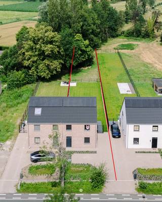 <p><span>W</span><span>AASMUNSTER </span><span>- Moderne Nieuwbouwwoning met landelijk uitzicht in Waasmunster</span></p><p><span> </span></p><p><span>Welkom in deze prachtige, nieuwbouw woning gelegen in het landelijke Waasmunster. </span></p><p><span>Dit eigentijdse pand biedt een perfecte combinatie van comfort, stijl en ruimte, ideaal voor gezinnen die op zoek zijn naar kwaliteit en mogelijkheden.</span></p><p><span> </span></p><p><span>BIJZONDERE TROEVEN IN EEN NOTENDOP</span></p><ul><li><span>Nieuwbouwwoning met hoogwaardige afwerking</span></li><li><span>Rustig en prachtig gelegen locatie in Waasmunster</span></li><li><span>Energievriendelijke woning - E-peil <30</span></li><li><span>Grote, zonnige tuin - perceel van maar liefst</span><span> 1.038 m²</span></li></ul><p><span> </span></p><p><span>WOONRUIMTE EN INDELING</span></p><p><span>De woning beschikt over een bewoonbare oppervlakte van 168 m², verdeeld over meerdere niveaus.<br />Op het gelijkvloers bevindt zich een ruime en lichtrijke open woon- en eetruimte met een moderne, volledig uitgeruste witte keuken, afgewerkt met kwalitatieve materialen. Grote raampartijen zorgen voor een overvloed aan natuurlijk licht en bieden een aangenaam zicht op de tuin.</span></p><p><span> </span></p><p><span>Verder is er een praktische berging voorzien, uitgerust met alle technieken: een lucht/water warmtepomp met vloerverwarming én koeling, 10 zonnepanelen en een ventilatiesysteem D.</span></p><p><span>Dankzij deze duurzame technieken geniet de woning van een zeer laag E-peil (E-peil 1!)/</span></p><p><span> </span></p><p><span>SLAAPKAMERS EN SANITAIR</span></p><p><span>De woning beschikt over drie volwaardige slaapkamers, telkens voorzien van grote ramen die zorgen voor veel lichtinval en een mooi uitzicht op het omliggende groen.<br />De zolder biedt bijkomende mogelijkheden, zowel als bergruimte als voor verdere inrichting. <br /><br />De badkamer is modern ingericht en uitgerust met een inloopdouche, ligbad en dubbele lavabo. Zowel boven als beneden beschikt de woning over een apart toilet. </span></p><p><span> </span></p><p><span>BUITENRUIMTE </span></p><p><span>Het perceel van 1.038 m² is ruim! De tuin is bijzonder diep en geeft bovendien nog eens toegang tot een achterliggend bosperceel via een poortje.<br />Ook op het ruime en zonnige terras geniet u in alle rust van de omgeving. </span></p><p><span> </span></p><p><span>LOCATIE EN VOORDELEN</span></p><p><span>Gelegen in het groene Waasmunster combineert deze woning het beste van twee werelden: de rust en ruimte van het platteland, met een vlotte bereikbaarheid van voorzieningen en verbindingswegen.<br />De moderne architectuur, met een stijlvolle bakstenen gevel en hedendaagse dakafwerking, sluit perfect aan bij de huidige woonwensen. </span></p><p><span> </span></p><p><span>Deze woning vormt een unieke opportuniteit voor gezinnen die op zoek zijn naar ruimte, comfort en energiezuinig wonen. Bovendien hoeft u niet het hele bouwproces af te wachten maar kan u direct verhuizen!</span></p><p><span> </span></p><p><span>E-peil 1</span></p><p><span>Vraagprijs: 535.000 excl. btw - </span><span>647.350 incl. 21% btw </span></p><p><span> </span></p><p><span>Contacteer Axel Lenaerts Waasland voor een bezoek ter plaatse - 03.256.29.55 of laura@axellenaerts.be</span></p>