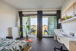 <h3><span>Vous recherchez un investissement intéressant dans un emplacement de premier choix ? Découvrez ce studio prêt à emménager !</span></h3><h3><span> </span></h3><p><span>Vous souhaitez réaliser un investissement immobilier sans souci ? Alors, ce magnifique </span><span>studio de 24 m²</span><span> mérite toute votre attention.</span></p><p><span> </span></p><p><span>Le studio est actuellement loué dans le cadre d'un bail d'un an, vous garantissant des revenus locatifs immédiats et stables. Il représente également une excellente opportunité en vue de la prochaine année académique.</span></p><p><span> </span></p><p><span>Situé au quatrième étage, ce studio bénéficie d'un environnement calme ainsi que d'une agréable vue sur les espaces verts environnants. Grâce à son excellent </span><span>PEB de classe A</span><span>, il offre une excellente performance énergétique. En outre, le studio est entièrement exempt d'amiante et l'installation électrique est conforme, avec un certificat de conformité en règle.</span></p><p><span> </span></p><p><span>L'immeuble constitue également un véritable atout. Il s'agit d'une résidence récente proposant des équipements communs de qualité, tels qu'un vaste local à vélos, un agréable espace commun permettant d'étudier ou de se détendre, une buanderie pratique ainsi que la possibilité de louer un emplacement de parking.</span></p><p><span> </span></p><p><span>En résumé, une excellente opportunité d'investissement pour ceux qui recherchent un bien idéalement situé, offrant un fort potentiel locatif et de belles perspectives d'avenir.</span></p>