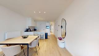 Ontdek dit schitterende nieuwbouwappartement (bouwjaar 2024), ideaal gelegen op wandelafstand van de zeedijk en het centrum van Heist. Hier geniet u van de perfecte combinatie van rust, comfort en een topligging vlak bij zee.<br />Het appartement beschikt over een lichtrijke leefruimte met een moderne afwerking en een open, volledig uitgeruste keuken. De grote raampartijen zorgen voor een overvloed aan natuurlijk licht en creëren een aangename en ruime woonbeleving.<br />Verder zijn er twee volwaardige slaapkamers aanwezig. De stijlvolle badkamer, aangevuld met een aparte douchekamer, biedt extra comfort en praktisch gebruiksgemak.<br />Dit appartement is afgewerkt met oog voor detail en hoogwaardige materialen, en vormt de ideale woonst voor wie op zoek is naar modern wonen aan de kust, met alle voorzieningen binnen handbereik.