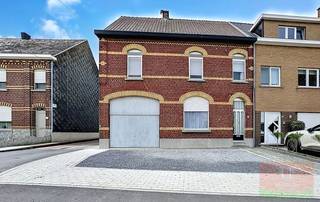 Welkom in deze authentieke instapklare gezinswoning vlak bij het bruisende centrum van Sint-Lievens-Houtem. Hier woont u in een aangename omgeving met alle dagelijkse voorzieningen binnen handbereik, én met een vlotte verbinding naar openbaar vervoer, belangrijke invalswegen en de E40 richting Gent en Brussel.<br /><br />Deze halfopen bebouwing combineert ruimte, wooncomfort en een praktische indeling met een mooie onderhoudsvriendelijke tuin en tal van extra troeven. <strong>Een ideale woning voor starters, gezinnen of wie zoekt naar een duurzame investering.</strong><br /><br /><strong>Indeling</strong>:<br />Op het gelijkvloers komt u binnen via een ruime inkomhal met vestiaire en traphal. Van hieruit bereikt u de gezellige grote leefruimte met sfeerhaard (32m²) en de lichtrijke eetkamer met praktische keuken, uitkijkend op het zuid gerichte terras. De keuken is voorzien van alle noodzakelijke toestellen en biedt heel veel opbergruimte. Verder bevinden zich op het gelijkvloers nog de badkamer met bad/douche, lavabo en toilet, een praktische aparte berging en alsook toegang tot de ruime, droge kelder met wasplaats (24m²).<br />Op de eerste verdieping bereiken we via de nachthal de lichtrijke slaapkamers, waarvan 1 royale kamer van 30m². Deze kamer kan indien gewenst eenvoudig opgesplitst worden om een extra slaapruimte bij te creëren.<br />Via een vaste trap bereiken we de zolderruimte van 45 m² die momenteel dienstdoet als opbergruimte, maar nog heel wat potentieel biedt voor eventuele uitbreiding met bijkomende slaapkamer(s), een bureau of hobbyruimte.<br /><br /><strong>Buitenruimte</strong>:<br />Vooraan heeft u 2 private parkeerplaatsen en is er tevens de aparte garage, waar de nutsvoorzieningen zich bevinden.<br />Achteraan geniet u van een aangenaam groot terras en een onderhoudsvriendelijke omheinde tuin van 140 m² met tuinhuis waar rust, privacy en zon centraal staan. Ook is hier nog een aparte praktische tuinberging aanwezig met toilet.<br />Het zonnige, zuid gerichte terras met loungehoek is een heerlijke plek om in alle rust te ontspannen en volop van het buitenleven te genieten.<br /><br /> Troeven:<br />✅Elektriciteit conform<br />✅EPC Label D - <strong>GEEN renovatieplicht! </strong><br />✅Zuidgerichte afgesloten tuin<br />✅P-score A / G-score: A<br />✅2 private parkeerplaatsen en garage<br /><br /><strong>Weet:</strong> De vermelde prijs is een richtprijs. Deze methode geeft jou, als potentiële koper, de kans om op een transparante manier te bieden. Na ontvangst van deze biedingen zal de verkoper beslissen of hij/zij de eigendom verkoopt aan het hoogste bod, de richtprijs is aldus niet bindend voor de verkoper.<br /><br /><strong>Benieuwd naar deze absolute aanrader ?? Schrijf je dan nu in voor een bezoekmoment !!</strong><br />Maak snel jouw afspraak via immo@vastgoed-ff.be, bel Gunther op 0476/60 67 96 of bel tijdens de kantooruren naar 053/21.21.21<br /><br /><strong>Tot gauw in het bruisende Sint-Lievens-Houtem!</strong>