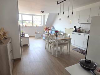 Dit appartement is ideaal voor starters en voor iedereen die weinig onderhoud wil en toch kan genieten van dit gezellige alles-in-1 pand!Bestaat uit:...