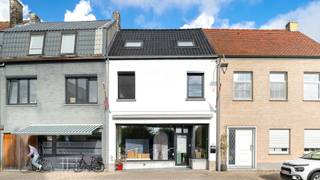 In het levendig dorp van Westkapelle, gelegen tussen talloze bloeiende handelszaken, verkopen wij dit interessant handelshuis. Een bijzonder...