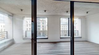 PLAN VIA VOLGENDE LINK UW BEZOEK IN ALSOOK UW GEGEVENS: https://demeester.mijnhuurprofiel.be/whise/7235906<br /><br />Top gelegen appartement aan Handelsbeurs van Antwerpen met prachtig uitzicht op de Meir!<br /><br />Ruim hoekappartement met mooie lichtinval. Volledig geïnstalleerde keuken, ruime leefruimte op parket met aansluitend zuidelijk geöriënteerd en overdekt terras. Verder 2 ruime slaapkamers met ingemaakte kasten en 2 badkamers. Gastentoilet.<br /><br />Berging in kelder. Parking mogelijk te huur in het gebouw aan 150 euro en mogelijkheid tot huren van 2de parking aan zelfde prijs.