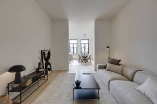 <p>Welcome to Volkstraat, the connection between Nationalestraat and the Museum of Fine Arts. Here you live right in the beating heart of bustling South, with hip cafes, sunny terraces and a unique vibe that makes this neighborhood so beloved.</p><p>Volkstraat: where city and style meet</p><p>This renovation project is located right in Volkstraat, a neighborhood that perfectly embodies the atmosphere of Antwerp South. Everything that makes the city so beloved is within walking distance here: fashion, gastronomy, culture and relaxation.</p><p>Why you want to live here</p><p>- Centrally located in the most lively street of 't Zuid<br />- High-quality renovation with an eye for detail<br />- Spacious living spaces and luxurious finish<br />- Outdoor space<br />- Everything within walking distance: stores, restaurants and culture</p><p>Fourth and fifth floor</p><p>A spacious duplex apartment that turns out with an impressive living space, fully equipped kitchen and a pleasant terrace. There are three spacious bedrooms and two bathrooms - ideal for those seeking luxury and space in the city.</p><p>A home in the epic center of 't Zuid</p><p>Here you don't just live in an apartment, you choose a lifestyle. Have breakfast on a sunny terrace down the street, visit an expo around the corner, or stroll down lively Nationalestraat. This is living in style, in the middle of the city, without sacrificing comfort.</p><p>Discover these unique apartments in Volkstraat and experience living at Zuid at its best. Make an appointment soon at www.sinjoor.be</p>