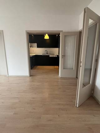 Dit appartement werd recent volledig opgefrist. Het bevindt zich op de 4eV van Residentie Massenet. De indeling is als volgt: zeer ruime inkom met gastentoilet, lichtrijke leefruimte, volledig geïnstalleerde keuken met ontbijthoek, 2 slpks waarvan 1 met terras, badkamer met bad + badkamermeubel. In de kelder is er een privatieve kelderberging aanwezig. <br /><br />Het appartement met mobiscore 9.5/10 is gelegen in een residentiële buurt, op wandelafstand van tram- en bushaltes, nabij winkels, scholen, campussen, sport en ontspanning. <br /><br />Ligging pand: Bernard Spaelaan 83 te 9000 GENT<br />Opp.: 85m²<br /><br />Prijs: €1195/maand.<br />AK: €175/ maand (AK, CV en water) provisie.<br />Elektriciteit individueel.<br />EPC: B<br />Beschikbaar: onmiddellijk<br /><br />Info en bezoek via E.: marianne@devastgoedlink.be en/of M.: 0474 88 29 43. 