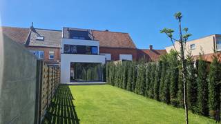 <strong>Hedendaagse nieuwbouwwoning met o.a. 4 slaapkamers en 2 badkamers! <br /></strong>Oplevering voorzien in zomer 2026.<br /><br /><strong>De woning werd doordacht ontworpen met aandacht voor ruimte, licht en een vlotte indeling, waardoor een aangename leefomgeving ontstaat voor elk moment van de dag. Dankzij de gunstige ligging zijn zowel natuur, winkels, scholen als belangrijke invalswegen steeds dichtbij.</strong><br /><br /><strong>De gelijkvloerse verdieping:</strong><br />- een verzorgde <strong>inkomhal </strong>met gastentoilet,<br />- een ruime <strong>leefruimte </strong>met veel natuurlijke lichtinval,<br />- een<strong> open keuken</strong> die naadloos aansluit op de eetplaats,<br />- een <strong>aparte bureauruimte</strong>, ideaal voor thuiswerk of praktijk of eventueel extra slaapkamer.<br />- een <strong>praktische berging</strong> met aansluiting wasapparatuur,<br />- een open en aangename flow tussen de verschillende leefruimtes.<br /><br /><strong>De eerste verdieping:</strong><br />- een centrale <strong>nachthal</strong>,<br />- <strong>h</strong><b>oofdslaapkamer (ca. 16m²) met ensuite badkamer<br /></b>- <strong>ruime tweede slaapkamer (ca. 20m²)</strong> perfect opsplitsbaar in twee kamers.<br />- <strong>aparte</strong><strong> douchekamer en apart nachttoilet</strong><br /><br /><strong>De tweede verdieping:</strong><br />- een volwaardige extra ruime <strong>slaapkamer, </strong>flexibel in te richten naar eigen noden (bureau, hobbyruimte,…),<br />- een technische ruimte <br />- aansluitingen voorzien voor extra badkamer<br /><br /><strong>De tuin:</strong><br />- een leuke aangelegde <strong>tuin </strong>met <strong>terras </strong>als <strong>rustige </strong>plek om te ontspannen en te genieten.<br /><br /><strong>Algemeen:<br /></strong>- Verkoop onder BTW-stelsel (21%)<br />- bijzonder <strong>energiezuinige</strong> <strong>woning (E-peil 3 – label A+)</strong><br />- verwarming via <strong>warmtepomp</strong> (<strong>vloerverwarming </strong>gecombineerd met<strong> passieve</strong> <strong>koeling</strong>),<br />- <strong>ventilatiesysteem </strong>met <strong>warmterecuperatie</strong>,<br />- <strong>zonnepanelen </strong>aanwezig met hybride omvormer (batterij mogelijk)<br />- <strong>regenwaterrecuperatie</strong>,<br />- gelegen nabij het <strong>centrum </strong>van <strong>Wijnegem</strong> met<strong> winkels, scholen en openbaar vervoer</strong> in de directe omgeving,<br />- <strong>vlotte</strong> <strong>bereikbaarheid </strong>richting Antwerpen en omliggende gemeenten,<br /><strong>- stedenbouwkundige inlichtingen in aanvraag</strong>
