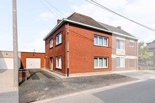 Ben je op zoek naar een ruime, halfopen bebouwing met solide constructie? GEVONDEN!De ruime garage (40m²) en zonnige tuin met vrij uitzicht vullen de...