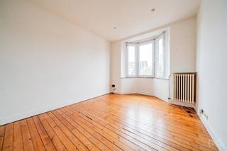 Looking to enjoy a spacious, perfectly oriented terrace in Ixelles? We Invest has found the perfect gem for you!
Ideally located just a stone's away from the highly sought-after Cimetière d’Ixelles district, discover this beautiful 2-bedroom apartment nestled on the 3rd and top floor of a small co-ownership with low building fees (+- €60/month).
This strategic location makes it an ideal first purchase or a top-tier investment.
The property consists of an entrance hall leading, on one side, to a pleasant living room, two nice-sized bedrooms (12 m² and 11 m²), and a bathroom with a toilet. On the other side, you will find the kitchen offering direct access to a magnificent 32 m² terrace (fully approved by urban planning regulations), perfect for soaking up the sun all day long.
On the technical side, the apartment benefits from recent electricity, an individual gas boiler, a private cellar, as well as an insulated false ceiling and gable wall.
The property is available immediately upon signing the deed. A great opportunity on the Ixelles market, to be visited without delay!
EPC: G - 385 kWh/(m2.year) EPC No. 202606180000757286010.
Info and viewings: Laurent at laurent.mic@weinvest.be or via the contact form.