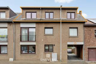 Voor meer info en foto’s, surf naar www.swevers.be – Dit ruime dakappartement aan de Groenstraat 93 bus 3 in Hoeselt combineert 121 m² woonruimte, drie slaapkamers en een eigen garagebox met een rustige en praktische ligging. Het appartement is momenteel verhuurd aan €820 per maand, inclusief €60 gemeenschappelijke kosten. De zuivere huurprijs bedraagt hierdoor €760 per maand. Aan een vraagprijs van €170.000 komt dit neer op een aantrekkelijk bruto huurrendement van circa 5,36%. Dankzij de bestaande huurder is dit een interessante opportuniteit voor investeerders die meteen over een bestaande huuropbrengst willen beschikken. Het gebouw dateert van 1981. In 2021 werden de ramen aangepakt en in 2023 volgden een nieuwe keuken en verfwerken. De ruime leefruimte van 36,21 m² sluit aan op de functionele keuken van 8,38 m². Verder beschikt het appartement over drie slaapkamers van 13,5 m², 13 m² en 11 m², een badkamer en een apart toilet. Extra troeven zijn het gemeenschappelijke zonneterras op het gelijkvloers en de inbegrepen private garagebox. De gemeenschappelijke kosten bedragen €60 per maand. Ook de ligging is praktisch: scholen bevinden zich op 250 m, een bushalte op 80 m, restaurants op 300 m en winkels op 1,2 km. Het station ligt op 2,8 km en de snelweg op 2,3 km. Een ruim en verzorgd appartement met drie slaapkamers, garage, bestaande huuropbrengst en een bruto huurrendement van circa 5,36%. Voor meer informatie, bel 012 699 900. Bron bewoonbare oppervlakte: EPC-verslag. Dit pand is onderworpen aan de renovatieverplichting van de Vlaamse overheid voor residentiële gebouwen (behoudens bij sloop binnen 5 jaar na de aankoop). Consulteer voor meer informatie de website van het Vlaams Energie- en Klimaatagentschap via https://www.vlaanderen.be/een-huis-of-appartement-kopen/renovatieverplichting-voor-residentiele-gebouwen.