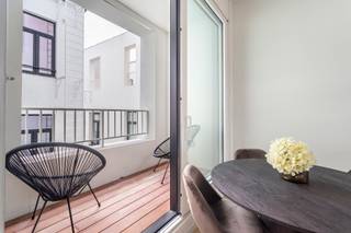 <p>PLAN UW BEZOEK VIA VOLGENDE LINK: https://listed.mijnhuurprofiel.be/whise/7574415</p>
<p>In de levendige Kronenburgstraat, op de grens van het bruisende Zuid en het stadscentrum, bevindt zich dit prachtig gerenoveerde appartement in een kleinschalig gebouw. Het gebouw onderging in 2025 een volledige renovatie, waarbij comfort, kwaliteit en energiezuinig wonen centraal stonden.</p>
<p>Bij het betreden van het appartement op de tweede verdieping komt u terecht in een lichtrijke leefruimte, dankzij de zeer grote raampartijen die zorgen voor een aangename natuurlijke lichtinval. De open keuken, uitgerust met kwalitatieve inbouwtoestellen, vormt samen met de leefruimte één harmonieus geheel. Aan de living grenst nog een extra ruimte, die momenteel dienstdoet als bureau. De hoogwaardige afwerking springt meteen in het oog, met onder meer een elegante visgraatparket die bijdraagt aan de warme en stijlvolle uitstraling van het appartement. De leefruimte is bovendien smaakvol bemeubeld en biedt directe toegang tot het gezellige terras, waar u in alle rust kan genieten van een ontspannen moment.</p>
<p>Aan de achterzijde van het appartement bevindt zich de zeer ruime slaapkamer, die garant staat voor rust en comfort. De slaapkamer biedt directe toegang tot een stijlvolle ensuite badkamer, uitgerust met een ruime inloopdouche en een elegante lavabo.</p>
<p>Tot slot beschikt het appartement over een private kelderberging, ideaal voor extra opslagruimte.</p>
<p>Wil jij de allereerste bewoner worden van dit hoogwaardig gerenoveerde appartement?</p>
<p>Huurprijs: 1.495,00 EUR/maand<br />Alg. kosten: 50,00 EUR/maand<br />Beschikbaarheid: onmiddellijk</p>
<p>Interesse? Contacteer LISTED vandaag nog voor een bezoek: +32 3 283 51 51.</p>