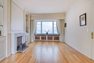 Statige woning in de Roterijstraat te Kortrijk met 223m² bew. Opp.<br /><br />Deze woning heeft een hoge graad van onderhoud. Tot op vandaag is deze woning uiterst verzorgd en hebben de eigenaars altijd blijven investeren in deze woning. Zo heeft deze nieuwe beglazing (HR), dakisolatie en heeft deze een blanco gekeurde elektriciteit.<br /><br />Op het gelijkvloers is mevrouw haar voormalig kapsalon. Een origineel en vooral lichtrijke ruimte met diverse mogelijkheden. De statige inkom verwelkomt ons in de woning en biedt toegang naar de praktijk als naar het woongedeelte. Een apart toilet is strategisch en handig voor beide.<br /><br />Het verdiep bevat een statige leefruimte en aparte keuken. Ook is er een badkamer met douche toilet en wastafel.<br />Een volgend verdiep is voorzien van 2 echt ruime slaapkamers. Voordien waren dit er 3 maar deze ene is omgevormd tot dressing. Een vaste trap brengt ons naar de zolder, die momenteel dienst doet als ‘tiener-studio’.<br /><br />Kleurrijk, praktisch, geriefelijk,.. zijn eigenschappen die je aan de tuin kunt geven. Achteraan is er een tuinhuis en ook is er een orangerie/uitbouw aan de woning.<br /><br />De beoogde prijs is een vanaf prijs. Elk bod boven 299.000 euro wordt voorgelegd aan de eigenaar.<br /><br />PLUSPUNTEN:<br />+ Blanco gekeurde elektriciteit<br />+ overal nieuwe beglazing<br />+ diverse mogelijkheden met gelijkvloerse ruimte