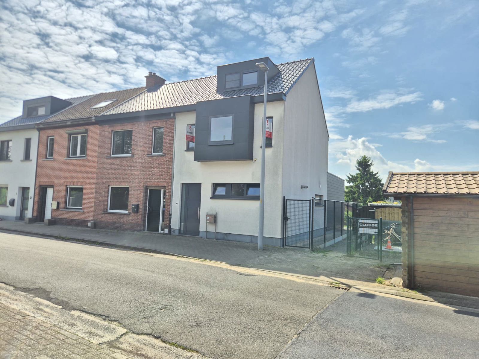 Halfopen bebouwing met 2 slaapkamers, tuin en garage - foto 1