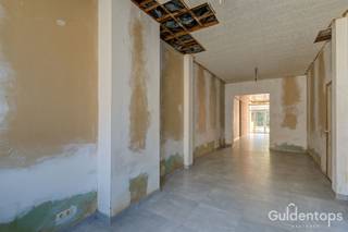<p>Deze te renoveren eigendom in Duffel biedt met een bruikbare vloeroppervlakte van 192 m² (volgens EPC) heel wat mogelijkheden om er een fijne gezinswoning van te maken.</p><p>Op het gelijkvloers bevinden zich de leefruimtes, keuken en badkamer, met aansluitend toegang tot de tuin. De verdieping telt momenteel 3 slaapkamers. Ook de zolder biedt extra potentieel en kan, mits de nodige vergunningen, verder worden ingericht met bijvoorbeeld een bijkomende slaapkamer en badkamer.</p><p>Een belangrijke troef is de diepe tuin. Helemaal achteraan bevindt zich een achterbouw, ideaal als bergruimte, hobby- of speelruimte of als gezellige plek om tijdens de zomermaanden te vertoeven.</p><p>Het pand dient volledig gerenoveerd te worden en biedt zo de mogelijkheid om indeling, afwerking en comfort volledig op de eigen wensen af te stemmen.</p><p><strong>Troeven:</strong><br />- 192 m² bruikbare vloeroppervlakte (volgens EPC)<br />- 3 slaapkamers + mogelijkheden op zolder<br />- Diepe tuin<br />- Achterbouw<br />- EPC-label D<br />- Conforme elektrische installatie<br />- Hellend dak vernieuwd en geïsoleerd<br />- Plat dak deels geïsoleerd<br />- Gunstige ligging nabij scholen en centrum</p><p>Interesse? Contacteer ons via <strong>dorine@guldentopsvastgoed.be.</strong></p>