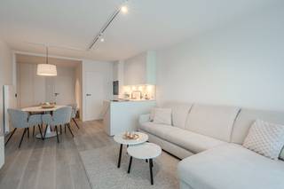 Instapklaar appartement te koop met aparte slaapruimte gelegen op de eerste verdieping van de Residentie Sirenuse, Zeedijk 55 Nieuwpoort. Er werd gekozen voor een ruimtelijk gevoel door de slaapruimte met behulp van een handig schuifwandsysteem volledig te kunnen openen. Zodra je binnenstapt, komt het zeegevoel je tegemoet. Prachtige high-end afwerking!De studio is uiterst centraal gelegen, vlakbij de winkels, openbaar vervoer en de Zeedijk. Uitgang kant Albert I Laan mogelijk. Er is tevens ook de mogelijkheid tot bijhuren van een autostaanplaats.Indeling:- inkomhal- lichtrijke leefruimte (25m²)- open keuken voorzien van koelkast met diepvriesvakje, inductiekookplaat, combi-oven en vaatwas- aparte slaapruimte (7m²) met ingemaakt bed en kasten- badkamer (4m²) met douche, toilet en lavabo met spiegelkastTroeven:- high-end gerenoveerd- prachtig zicht op zee en duinen- topligging- mogelijkheid tot bijhuren van een autostaanplaats- gunstig EPCBent u op zoek naar een magnifiek gerenoveerd appartement met frontaal zeezicht? Aarzel niet om uw afspraak vast te leggen!Bestuursmaatregelen in het maatregelenregister: nee