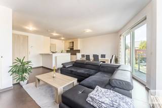 Mooi 2-slpk appartement op de tweede verdieping van Residentie Den Trog, gelegen aan het Kerkplein in Rumbeke. Een ideale ligging voor wie graag beweging en passage ziet vanuit de woonkamer!<br />Het gebouw dateert van 2008, het appartement zelf bevindt zich in een goed onderhouden staat en wordt momenteel verhuurd (beschikbaarheid appartement in overleg met huurder).<br />Het appartement heeft twee terrassen (straatzijde &amp; achterzijde) waardoor je van 's morgens tot 's avonds in de zon kunt genieten.<br />Details indeling:<br />Inkomhal - badkamer (douche) - toilet - woonkamer met open ingerichte keuken - berging/wasplaats - terras/balkon (zicht op Kerkplein, NO-gericht) - slaapkamer 1 - slaapkamer 2 - terras (ZW-gericht).<br />Het appartement beschikt eveneens over een ondergrondse garagebox, dewelke verplicht wordt mee aangekocht met het appartement. (vraagprijs 28.000 euro).<br /><br />Interesse? Contacteer Sarah: sarah@futurimmo.be