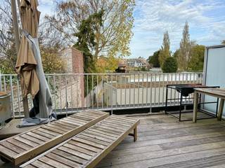 Dit duplex appartement bevindt zich in Oostduinkerke dorp, vlakbij de winkels en het openbaar vervoer. Indeling: inkomhal, gastentoilet; zeer ruime open leefruimte met keuken, eethoek en zithoek. Palend aan de keuken is een praktische berging met ingemaakte kasten en plaats voor wasmachine en droogkast. De keuken is centraal opgesteld waardoor je een perfect zicht hebt op de eetruimte die uitgeeft op een tof terras en op de zithoek die paalt aan een ruim terras waar de avondzon voor zalige momenten zorgt. Op de tweede verdieping zijn er 3 slaapkamers waarvan er 1 deels ingericht werd als dressing. Er is een masterbedroom met en suite badkamer voorzien van ligbad, dubbele lavabo én douche. de derde slaapkamer is voldoende ruim voor een dubbel bed en kast. Er is eveneens een douchekamer met wastafel en toilet. Mogelijkheid tot bijhuren van een garage op het gelijkvloers niveau aan €100 per maand.<br />Dit appartement is door zijn oppervlakte en terrassen uitzonderlijk in zijn soort. <br /><br />