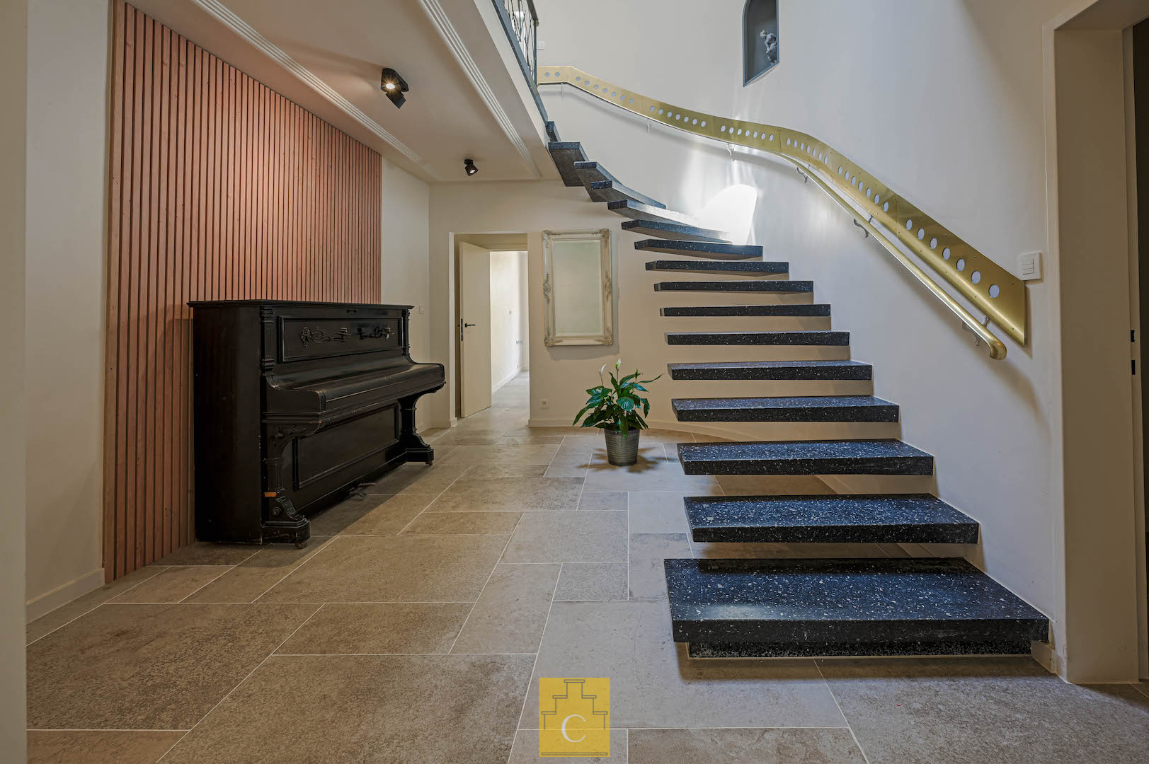 perfect gelegen pas gerenoveerde stadswoning - 340 m2 vloeroppervlakte - met garage, tuin en extra terras op het verdiep - photo 4