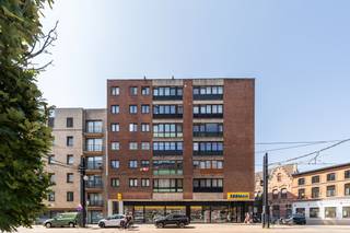<p>Studio in Gentbrugge te koop met vlotte verbinding naar het centrum en de belangrijkste invalswegen.</p>
<p>Dit appartement aan de Brusselsesteenweg biedt een interessante opportuniteit voor wie een eigendom volledig naar eigen smaak en voorkeur wil afwerken. Dankzij de centrale ligging nabij openbaar vervoer, winkels, scholen en verbindingswegen geniet je hier van een uitstekende bereikbaarheid te voet, met de fiets of via het openbaar vervoer. De praktische indeling maakt de stuido bijzonder geschikt als investering of als verblijf voor studerende kinderen. Bovendien zorgt het EPC-label B voor een gunstige energieprestatie.</p>
<p>Belangrijkste ruimtes:<br />• Living met aangename leefruimte en natuurlijke lichtinval<br />• Keuken<br />• Badkamer<br />• Inkomhal met opbergmogelijkheden</p>
<p>Troeven:<br />• Af te werken naar eigen smaak en woonwensen<br />• Interessant als investering of voor studerende kinderen<br />• Vlotte bereikbaarheid nabij centrum Gent en invalswegen</p>
<p>Neem vandaag nog contact op met je ERA-makelaar voor meer informatie of een bezoek. JOUW DROOMAPPARTEMENT. ZO GEVONDEN!</p>