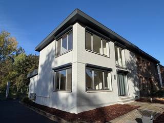 Genk, Heiweier 22: Instapklare gezinswoning met 3 slaapkamers op een uitstekende locatie nabij natuurgebied De Maten.<br /><br />Rustig wonen, omgeven door groen en toch vlak bij alle voorzieningen!<br /><br />Aan het einde van een doodlopende straat, op amper 100 meter van natuurgebied De Maten, bevindt zich deze ruime en bijzonder lichtrijke halfopen gezinswoning. De woning is gelegen op een zuidwestelijk georiënteerd perceel van 379 m² en werd gedeeltelijk gerenoveerd in 2023 en verder vernieuwd in 2026.<br /><br /><strong><u>Indeling:</u><br /><br />Gelijkvloers:</strong>
<ul>
<li>ruime inkomhal</li>
<li>gastentoilet</li>
<li>zonnige, open leefruimte met grote raampartijen. De leefruimte kan naar eigen wens worden ingericht, met bijvoorbeeld een gezellige zithoek, eetruimte en thuiswerkplek.</li>
<li>lichtrijke keuken uitgerust met nieuwe toestellen (vitrokeramische kookplaat, combi-oven, vaatwasser, dampkap en koelkast) </li>
<li>berging/wasplaats met een opbergkast, uitgietbak en aansluiting voor een wasmachine.</li>
</ul>
<strong>Verdieping:</strong>
<ul>
<li>slaapkamer 1 (achterzijde rechts): 15m<sup>2</sup></li>
<li>slaapkamer 2 (achterzijde links): 13m<sup>2</sup></li>
<li>slaapkamer 3 (voorzijde): 12m<sup>2</sup></li>
<li>nieuwe badkamer met douche, wastafelmeubel en toilet.</li>
<li>nachthal/overloop</li>
</ul>
<strong>Kelder</strong>
<ul>
<li>2 praktische kelders voor extra bergruimte.</li>
</ul>
<strong>Buitenruimte</strong><br />Het beschutte zonneterras biedt volop privacy en sluit aan op de onderhoudsvriendelijke, volledig omheinde tuin. Via een elektrische toegangspoort bereikt u de ruime private oprit met plaats voor drie wagens en de afzonderlijke garage.<br /><br /><u><strong>Energie en comfort</strong></u>
<ul>
<li>EPC-label C: 280 kWh/(m² jaar).</li>
<li>18 zonnepanelen: totaal 7.290 Wp (2023)</li>
<li>Verwarming en koeling in de woonkamer via energiezuinige warmtepomp/airco (bedienbaar via afstandsbediening of smartphone)</li>
<li>Energiezuinige warmtepompboiler (2023)</li>
<li>Smart-radiatoren met warmteopslag in de zitplaats, keuken en inkomhal (2023)</li>
<li>Hybride elektrische radiatoren in de slaapkamers (2026)</li>
<li>Elektrische rolluiken aan alle ramen en deuren en een zonneluifel aan de achterzijde (allemaal met afstandsbediening en programmeerbaar weekschema)</li>
</ul>
<br /><u><strong>Ligging</strong></u><br />Unieke, rustige ligging nabij natuurgebied De Maten en toch vlakbij de talrijke winkels op de Hasseltweg (4 supermarkten en 2 bushaltes bevinden zich op slechts 400 meter van de woning).<br />Station Bokrijk ligt op circa 3 km en dankzij de vlotte aansluiting met de Hasseltweg/Genkersteenweg en E-314 zijn Genk, Hasselt, Maastricht en andere omliggende steden uitstekend bereikbaar.<br /><br />Interesse in deze woning? Contacteer Jurimex op 089/308.700 of info@jurimex.be voor meer informatie of een bezoek ter plaatse.