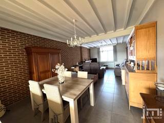 In het landelijke Kerniel vinden we deze woning in open bebouwing terug, rustig gelegen met een aangenaam vrij uitzicht over de omliggende Loonse velden.<br />De woning beschikt over drie slaapkamers, verschillende uitbreidingsmogelijkheden, twee garages en een gezellige tuin.<br /><br />Voor meer informatie of om een bezichtiging in te plannen, kan u steeds contact opnemen met Niels via 0473 39 44 39.<br /><br />Via de inkomhal komen we binnen in de woning en bereiken we de verschillende leefruimtes. De ruime woonkamer sluit mooi aan op de open keuken en de naastgelegen zitruimte. Vanuit de keuken is er rechtstreeks zicht op de tuin en het achterliggende landschap, waardoor binnen en buiten hier mooi met elkaar verbonden zijn.<br />Verder vinden we op het gelijkvloers een ruim apart toilet en een badkamer, uitgerust met een ligbad met douchecombinatie, lavabo en badkamermeubel. De inpandige garage zorgt voor bijkomend praktisch comfort en bergruimte.<br /><br />Op de eerste verdieping geeft de nachthal toegang tot drie slaapkamers. Via een vaste trap bereiken we de zolderverdieping. Deze ruimte biedt mogelijkheden om, mits de nodige aanpassingen, een bijkomende kamer in te richten.<br />Ook boven de inpandige garage bevindt zich nog een ruime zolderruimte, gelegen op hetzelfde niveau als de eerste verdieping. Hierdoor zijn er interessante mogelijkheden om de bestaande woonruimte verder uit te breiden.<br />Buiten beschikt de woning over een tweede, vrijstaande garage met aansluitend een klein tuinhokje.<br /><br />De tuin is aangenaam van formaat en kijkt vrij uit over de omliggende velden. Een fijne plek voor wie graag rustig woont zonder nood te hebben aan een bijzonder grote tuin.<br /><br /><span>*De vermelde oppervlaktes zijn indicatief. JM Vastgoed kan niet verantwoordelijk gesteld worden voor de juistheid van de verstrekte gegevens.</span>