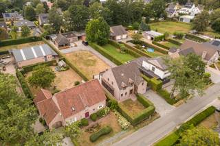 Zeer ruime en perfect onderhouden villa met bew. opp. van 360m² alsook 4 slaapkamers, 2 badkamers + riant bijgebouw/showroom/polyvalente ruimte/kangoeroewoonst dat geheel werd ingericht). De woning heeft tal van mogelijkheden, werd perfect afgewerkt en is ideaal voor mensen die ruimte nodig hebben. De woning is aangenaam gelegen op een zuidwest georiënteerd perceel van 1803m² aan de rand van de gegeerde "Bloemenwijk" en nabij alle faciliteiten qua in-en uitvalswegen, scholen, winkels enz.<br /><br />INDELING: Inkomhal met gastentoilet - Zeer gezellige en lichtrijke leefruimte met zicht op de tuin en toegang tot apart bureau - Verder landelijke keuken die geheel werd geïnstalleerd en voorzien van kwalitatieve toestellen - Vervolgens wasplaats/bergruimte en bijkomende badkamer met douche en lavabomeubel - V1: Riante overloop - 3 ruime slaapkamers voorzien van maatwerk waarvan 1 masterbedroom met ensuite dressing - Geheel geïnstalleerde badkamer voorzien van ligbad en dubbele lavabo - Zolder toegankelijk via vaste trap welke kan dienst doen als extra slaapkamer, hobbykamer, mancave of dergelijke meer - Buiten: Onderhoudsvriendelijke tuin die volledig werd aangelegd en voorzien van gezellig terras - Riant bijgebouw dat kan dienst doen als showroom, magazijn, zorg-wonen, thuiswerk alsook tal van stockageruimte. <br /><br />BIJZONDERHEDEN: Zeer ruime en tijdloze woonst - Prima onderhouden - Tal van mogelijkheden - Bijgebouw met polyvalente bestemming - Hoogwaardige kwalitatieve materialen: parket, maatwerk, Falcon fornuis enz - Ideaal voor gezinnen, wonen/werken, zorgwonen, magazijn enz. - - EPC: 174 UC: <span>3624428</span>- Kwalitatieve materiaalkeuze - Pscore: C: Gscore: C - Stedenbouwkundige informatie in aanvraag. Villa kopen of verkopen in Zoersel? Bel 03 361 51 51 of via info@yvesvanpelt.be voor een gratis schatting.