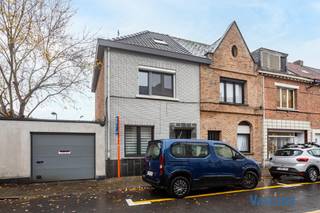 Deze woning onderging tussen 2017 en 2024 verschillende renovatiewerken: Daken werden vernieuwd, zonnepanelen, zonneboiler en batterij werden geïnstalleerd, nieuwe ramen geplaatst, …<br /><br />Bij het binnenkomen word je ontvangen in de praktische inkomhal die toegang biedt tot de leefruimte. De gezellige woonkamer sluit naadloos aan op de geïnstalleerde keuken, de aanwezigheid van een grote lichtkoepel zorgt voor extra lichtinval en een ruimtelijk gevoel. Aansluitend bevindt zich de badkamer, uitgerust met dubbele lavabo en bad, evenals aansluitingen voor wasmachine en droogkast. Afzonderlijk toilet op het gelijkvloers.<br /><br />Op de eerste verdieping bevinden zich 2 volwaardige slaapkamers, elk voorzien van verwarming en rolluiken. Een vaste trap leidt naar de zolderruimte, een veelzijdige verdieping die perfect kan dienen als 3de slaapkamer, bureau of bergruimte – volledig aanpasbaar aan jouw persoonlijke woonbehoeften.<br /><br />Achteraan de woning vind je een praktische opbergruimte, ideaal voor tuinmateriaal of opslag. De zuid gerichte tuin biedt een aangename combinatie van zon en rust, en vormt een heerlijke plek om tot rust te komen na een drukke dag.<br /><br />EPC label C - 292 kWh – geen renovatieplicht / Asbestveilig / Dubbel glas / CV op Aardgas / 10 zonnepanelen / Conformiteitsattest beschikbaar/ Beperkt KI van 431 Euro!<br /><br />De centrale ligging nabij scholen, winkels, openbaar vervoer en belangrijke invalswegen maakt van deze woning een unieke kans voor elke starter of gezin. Dankzij het beschikbare conformiteitsattest, kan deze woning direct verhuurd worden.<br /><br />Starters waarderen het betaalbare wooncomfort, gezinnen profiteren van de bereikbaarheid en investeerders herkennen meteen het potentieel van een solide, rendabele opportuniteit.<br /><br />Grijp deze kans en plan meteen jouw bezoek!