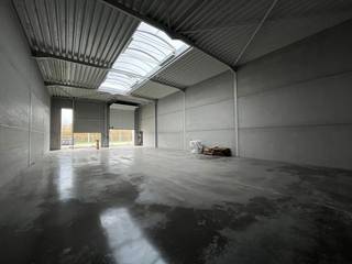 Fantastisch gelegen nieuwbouw KMO-unit, met zeer vlotte bereikbaarheid naar de E40. De opslagruimte heeft een oppervlakte van 300 m² en is...