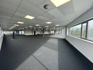 Dit uitstekend gelegen kantoorgebouw biedt een unieke investeringskans. Met een totale oppervlakte van 3.575 m² aan kantoorruimte, waarvan 2.355...