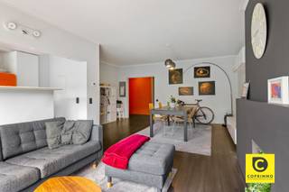 <p><span>Lichtrijk 2-slaapkamerappartement (93 m²) met extra bureau, terras en EPC B!</span></p><p><span>Bent u op zoek naar een ruim en gezellig appartement op een aangename locatie? Dit charmante appartement van ca. 93 m² (cfr. EPC) bevindt zich op de tweede (en bovenste) verdieping van een kleinschalig gebouw zonder drukke bovenburen. Met een uiterst gunstig EPC B-label, twee volwaardige slaapkamers én een extra multifunctionele ruimte biedt deze woning tal van mogelijkheden voor wie comfortabel wil wonen of op zoek is naar een slimme investering.</span></p><p><span> </span></p><p><span>Inkomhal, leefruimte &amp; open keuken</span></p><p><span>Bij binnenkomst stapt u in de centrale inkomhal die is uitgerust met een apart gastentoilet. De royale leefruimte vormt het hart van de woning en valt op door een aangename, natuurlijke lichtinval. Dankzij de naadloze aansluiting op de open keuken geniet u hier van een heerlijk ruimtelijk gevoel en gezellig contact met familie of gasten tijdens het koken.</span></p><p><span> </span></p><p><span>Slaapkamers, extra bureau &amp; badkamer</span></p><p><span>Het appartement beschikt over twee volwaardige, rustige slaapkamers van ca. 14 m² en 10 m². De grootste slaapkamer geeft direct toegang tot het terras. Een grote troef van de woning is de extra bergruimte, die momenteel doordacht is ingericht als een fijne thuiswerkplek of bureauruimte. De badkamer is uitgerust met een ontspannend ligbad waarin u heerlijk kunt tot rust komen.</span></p><p><span> </span></p><p><span>Terras, kelder &amp; optionele garagebox</span></p><p><span>Grenzend aan de hoofdslaapkamer bevindt zich het zuidoost-georiënteerde terras van ca. 5 m². Hier start u de dag ideaal met de eerste zonnestralen en een tas koffie. Inbegrepen in de woning is een private kelderberging voor het opbergen van uw spullen. Achter het gebouw heeft u bovendien de mogelijkheid om een afgesloten garagebox mee aan te kopen voor 27.500 euro.</span></p><p><span> </span></p><p><span>Extra troeven:</span></p><p><span>- Kleinschalig gebouw: Gelegen op de bovenste verdieping voor veel rust en privacy.</span></p><p><span>- Ruime indeling: Ca. 93 m² bewoonbare oppervlakte (cfr. EPC) met veel lichtinval.</span></p><p><span>- Duurzaam: Gunstig EPC-label B.</span></p><p><span>- Multifunctioneel: 2 slaapkamers (14 m² en 10 m²) én een ingerichte bureauruimte.</span></p><p><span>- Zonneterras: Zuidoost-georiënteerd terras van ca. 5 m².</span></p><p><span>- Parkeercomfort: Privatieve kelder én optionele garagebox achter het gebouw ( 27.500).</span></p><p><span>- 10 cm dakisolatie</span></p><p><span> </span></p><p><span>Bent u geïnteresseerd in de mogelijkheden van dit verrassend ruime appartement? Neem snel contact met ons op voor een afspraak ter plaatse!</span></p>