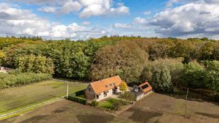 Droomt u van rust, ruimte, privacy en adembenemende vergezichten? Ontdek deze bijzondere eigendom in Wingene (Ruiselede), idyllisch gelegen aan de rand van bosgebied (Vorte Bossen). Hier versmelten natuur, comfort en charme tot een uitzonderlijke woonbeleving.<br /><br />PLUSPUNTEN:<br />* UNIEKE RUSTIGE LIGGING | DOODLOPENDE STRAAT<br />* PERCEEL GROND 845 m²<br />* ENERGIEVRIENDELIJK B-LABEL <br />* CONFORME ELEKTRISCHE KEURING TOT 2044<br />* ZONNEPANELEN (6 STUKS x 425 Wp) <br />* UITGERUST BIJGEBOUW <br />* VOLDOENDE PARKEERGELEGENHEID<br /><br />INTERIEUR:<br />Het hoofdgebouw (BJ 2010) werd opgetrokken met authentieke materialen en biedt alle hedendaagse comfort. Het gelijkvloers omvat 125 m² en beschikt over een inkomhal met bureauruimte (6,50 m²) met zicht op het bos. Tevens in de inkom een gastentoilet. Vervolgens is er een ruime, open leefruimte van maar liefst 70 m², bestaande uit een gezellige zithoek, leefruimte en volledig geïntegreerde keuken (14 m²). De prachtige speksteenkachel vormt hierbij het warme en sfeervolle centrale punt. Vanuit beide zijden van de leefruimte heeft u rechtstreeks toegang tot de tuin en de verschillende terrassen. Aansluitend bevindt zich een zeer ruime en droge kelder (27 m²) en een praktische wasruimte (5 m²). Het verdiep omvat een ruime nachthal met ingemaakte kastenwand, een apart toilet, een ingerichte badkamer met ligbad en lavabo met meubel, alsook 3 slaapkamers (24 m² | 10,50 m² | 10,50 m²). De masterbedroom is voorzien van praktische ingemaakte kasten. <br /><br />Een absolute meerwaarde van deze eigendom is het volwaardige bijgebouw, dat tal van mogelijkheden biedt voor wie extra ruimte of flexibiliteit zoekt. Het beschikt over een gezellige leefruimte met keuken, een slaapkamer op de verdieping, die uitgeeft op een aansluitend terras met prachtige vergezichten. Daarnaast is er een afzonderlijke doucheruimte met lavabo en toilet en tevens diverse bergruimtes. <br /><br />EXTERIEUR:<br />Ook buiten valt er heel wat te beleven. Het volledig afgesloten perceel biedt privacy en een veilig, kindvriendelijk gevoel. De verschillende terrassen laten u toe om op elk moment van de dag een heerlijk plekje in de zon of net in de schaduw te vinden.<br />Geniet van een rustig ontbijt met zicht op het groen, een ontspannen namiddag in de tuin of een sfeervolle avond bij zonsondergang. De uitgestrekte vergezichten over het agrarische landschap en het aangrenzende bos vormen hierbij een steeds veranderend natuurlijk decor. Meerdere private parkeerplaatsen zorgen bovendien voor extra comfort voor bewoners en bezoekers.